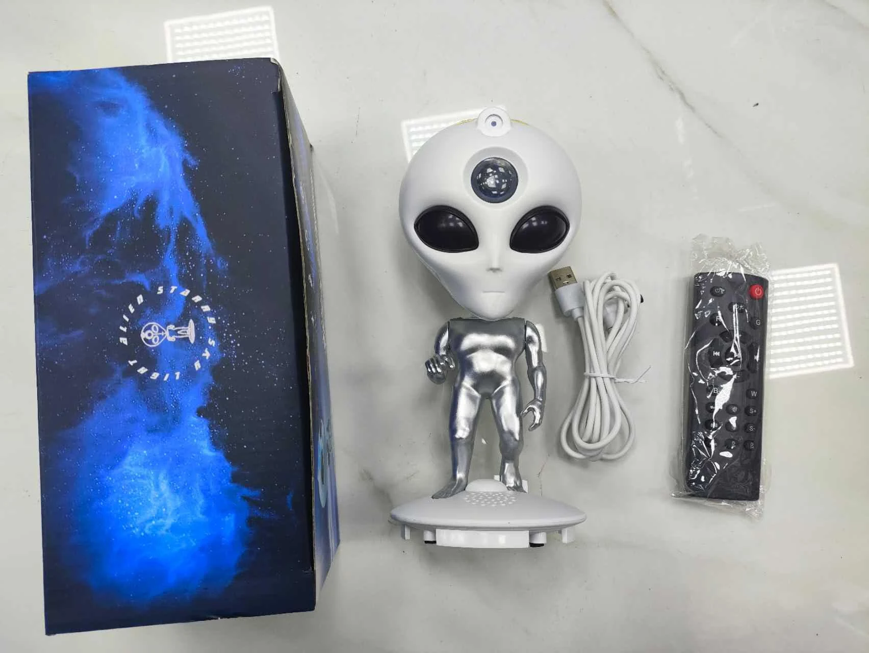 Alien-shaped projection lamp